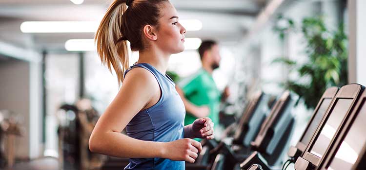 Frau auf einem Laufband im Fitnessstudio