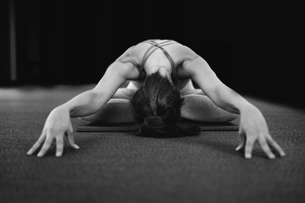 Eine Frau macht Hatha Yoga