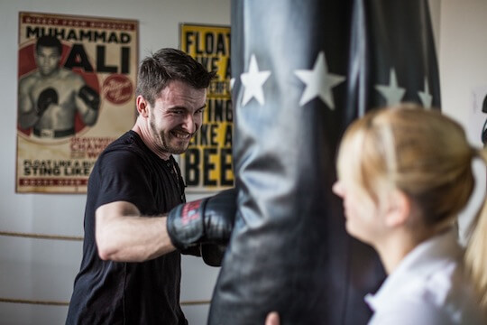 Kickboxen Training mit Frau und Boxsack in München