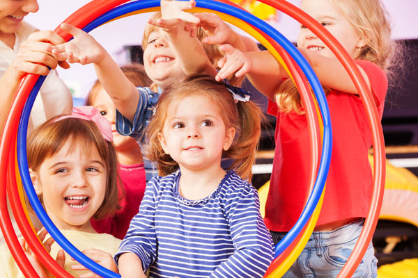 Glückliche Kinder beim Kinderturnen in München