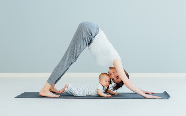 Mama mit Baby beim Yoga
